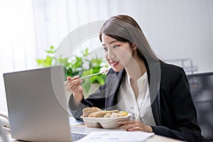 Woman eat lunch and work