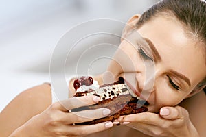 Una mujer comer pastel. hermoso una mujer comer postre 