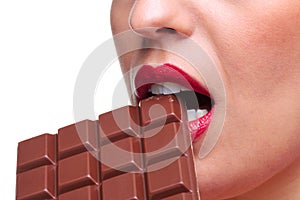 Una donna mangiare cioccolato 