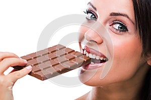 Una donna mangiare cioccolato 