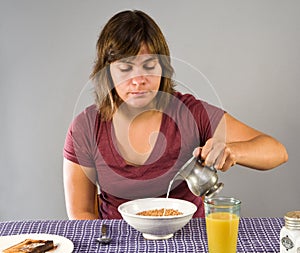 Una donna mangiare colazione 