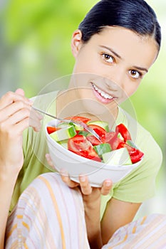 Una mujer comer saludable comida 