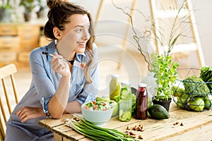 Una donna mangiare salutare insalata 