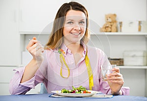 Woman eating healthy to lose weight