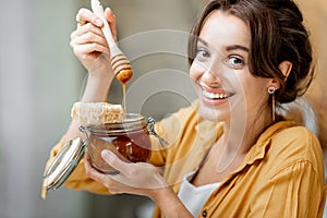 Una mujer comer Miel sobre el 