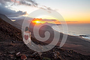 Una mujer feliz hermoso sobre el isla 