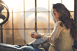 Una donna contento tazza da caffè suolo un appartamento 