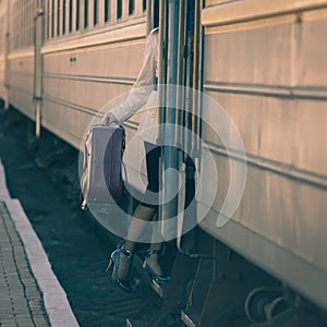 Una mujer entrada el tren auto 