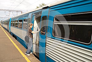 Una donna entra il treno 