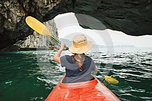 Una mujer para explorar hectárea largo tiempo bahía sobre el kayac 