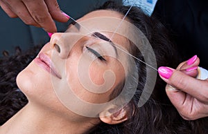 Žena na obličejový vlasy odstranění závitů postup 
