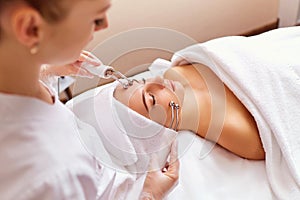 Woman on facial skincare procedure.r