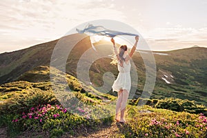 Una mujer Sentir libertad a feliz naturaleza 