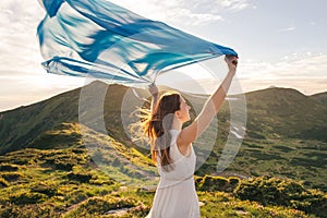 Una mujer Sentir libertad a feliz naturaleza 