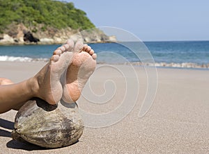 Una mujer está descansando coco Playa 