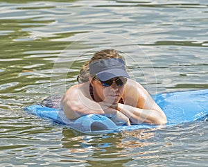 Una donna galleggiante acqua 