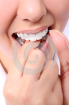 Žena dentálne nite jej zuby 