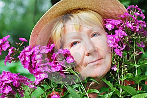 Una mujer flores 