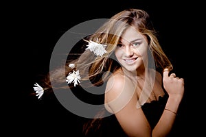 Una mujer flores en cabello 