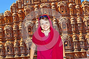 Woman in front of the Hawa Mahal in Jaipur