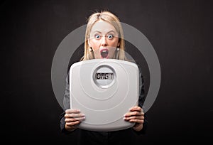 Una mujer frustrado de acuerdo a peso escamas 