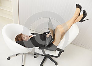 Žena smiešny sa nachádza v kancelária stoličky prenosný počítač 