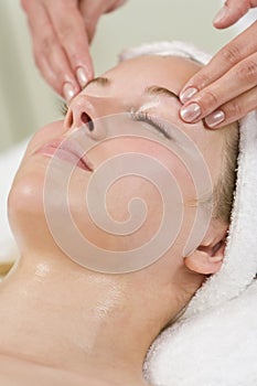 Una mujer obtendrá relajante cabeza masaje o sobre el balneario 