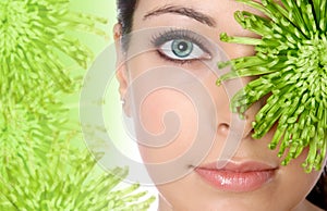 Una mujer en verde balneario 