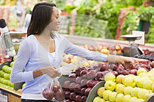 Una donna sul negozio di alimentari Mantenere 