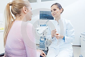 Una mujer sobre el ginecología examen 