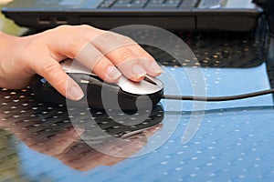 Woman hand holding mouse