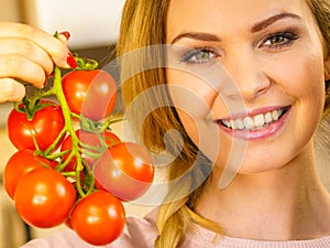 Woman hand holding tomates