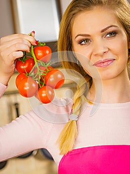 Woman hand holding tomates