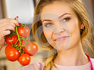 Woman hand holding tomates