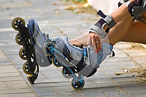 Woman hand on a rollerblades