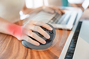 Woman hand using computer ergonomic mouse, prevention wrist pain because working long time. De Quervain s tenosynovitis,