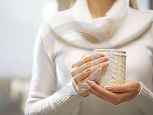 Una donna mani elegante francese progetto possesso accogliente lavorato maglia tazza. un 