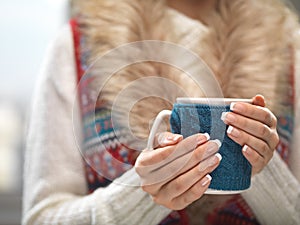 Una donna mani elegante francese progetto possesso accogliente lavorato maglia tazza. un periodo natalizio 