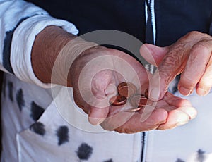 Una mujer manos posesión alguno monedas. pensión pobreza problemas a tema 