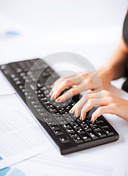 Žena ruky psaní na klávesnice 