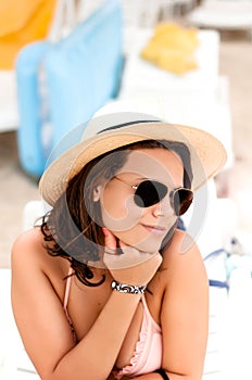 Žena klobúk zabávajúci sa v lete dovolenka na pláž 
