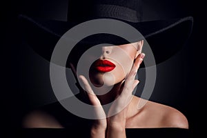 Una mujer un sombrero a labios elegante moda belleza retrato en negro 