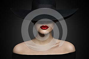 Žena klobúk pery a rameno elegantný móda v čierny klobúk 