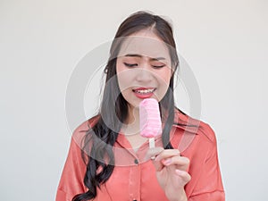 Woman have a hypersensitive teeth