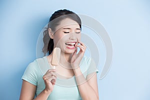 Woman have sensitive teeth