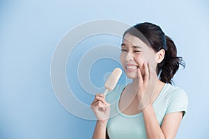 Woman have sensitive teeth