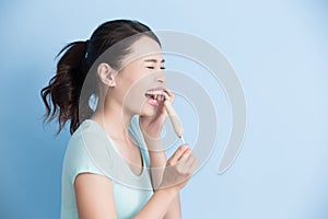 Woman have sensitive teeth