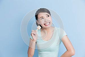 Woman have sensitive teeth
