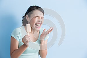 Woman have sensitive teeth