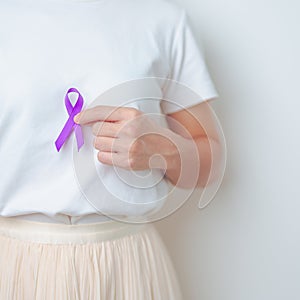 Una mujer con barriga páncreas a pecho dolor púrpura cinta. páncreas cáncer conciencia un mes 
